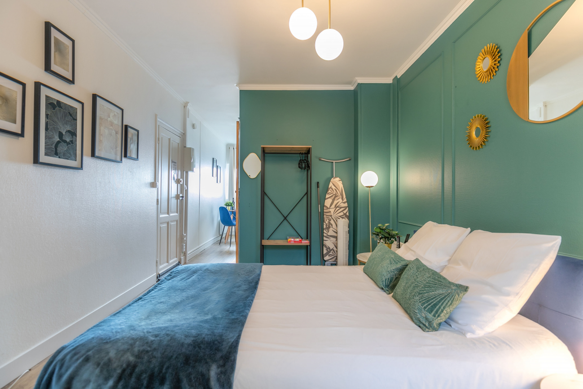 Le Néo — chambre aux murs teal et miroirs dorés, Bergerac