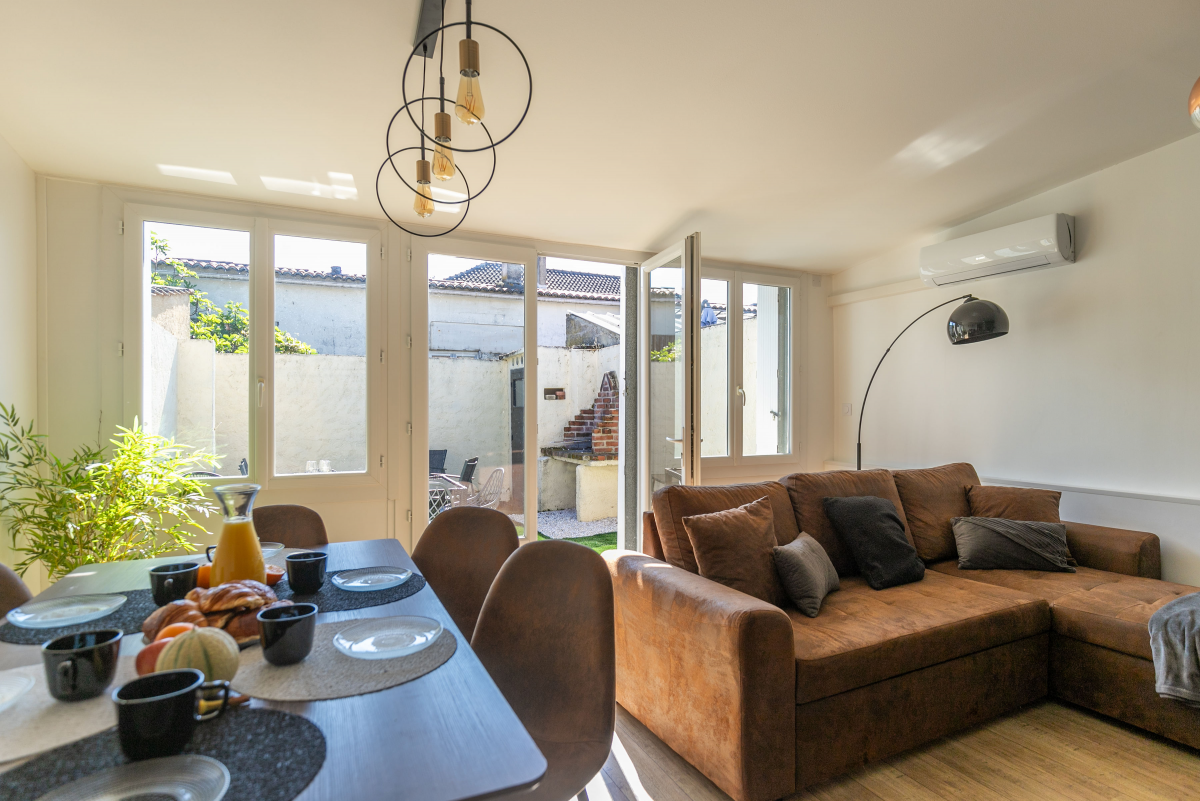 Le Patio — salon lumineux ouvert sur l'extérieur, Bergerac