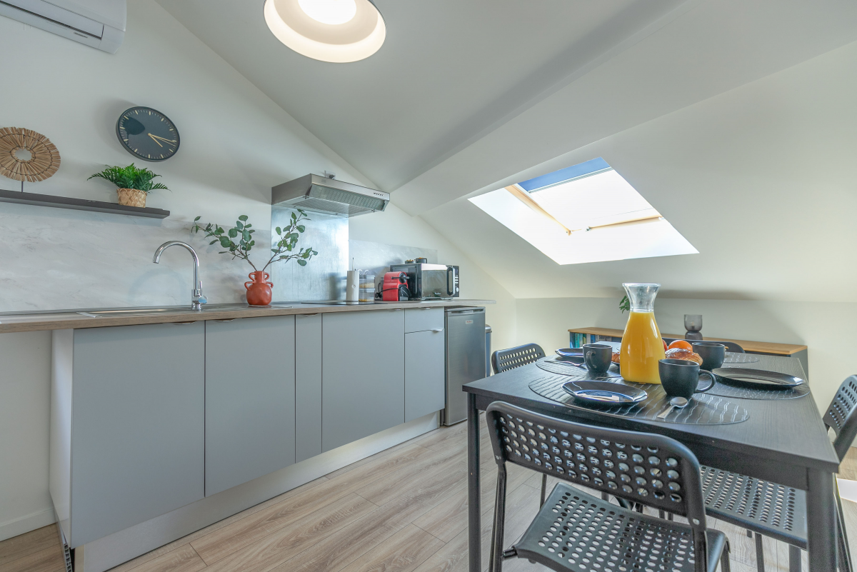 Le Travi — cuisine sous velux dans un appartement mansardé, Bergerac